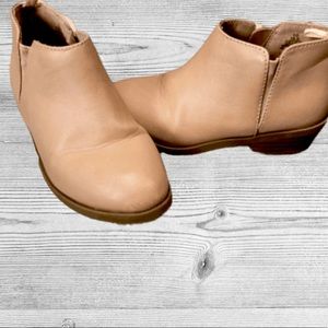 Light pink dress shoes